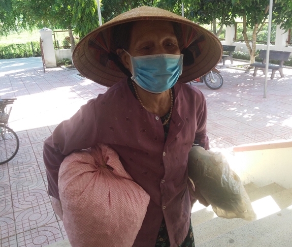 Cụ bà 90 tuổi góp lương thực hỗ trợ đồng bào miền Nam chống dịch